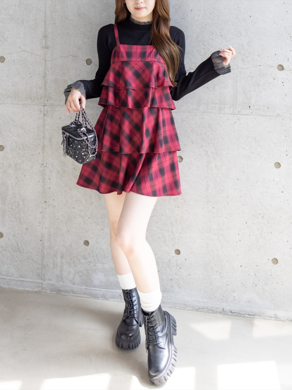 ブラック系のブーツ、レッド系のワンピース、ブラック系のショルダーバッグを着用したレディースの秋コーディネートの1枚目の写真