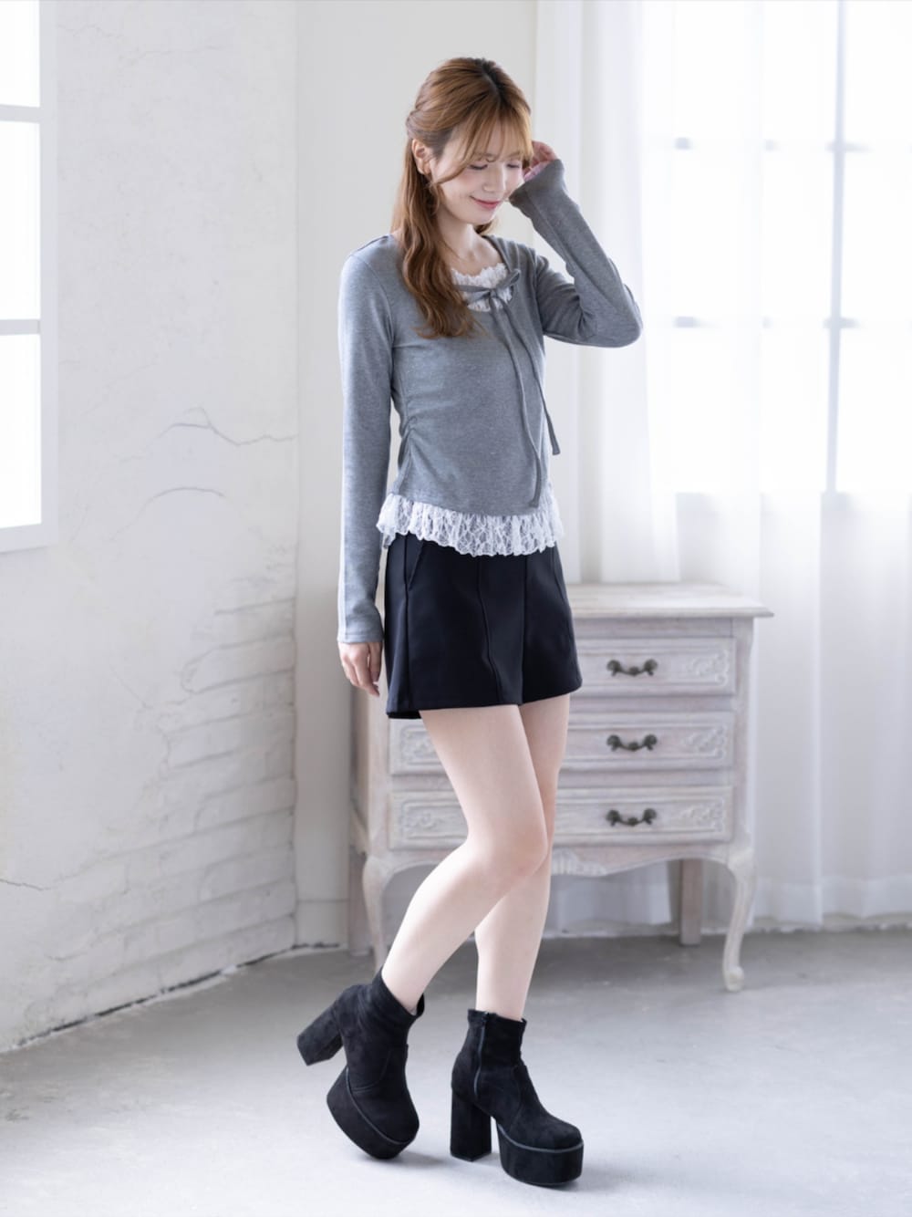 ブラック系のその他パンツ、ブラック系のブーツ、グレー系のTシャツ/カットソーを着用したレディースの秋コーディネートの1枚目の写真