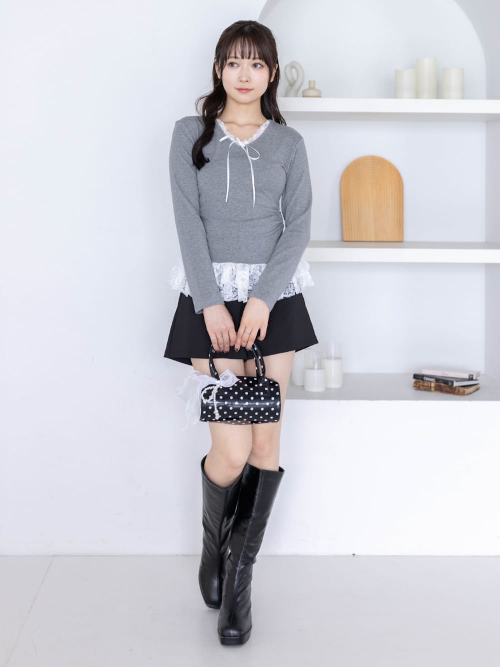 ブラック系のその他パンツ、ブラック系のボストンバッグ、グレー系のTシャツ/カットソーを着用したレディースの夏コーディネートの1枚目の写真