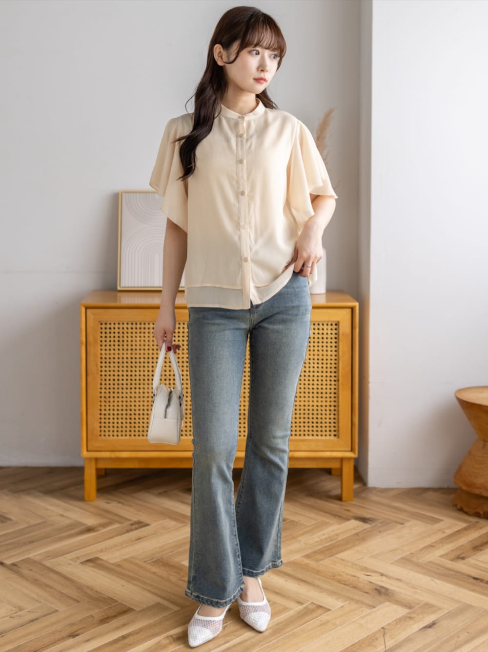 ブルー系のデニムパンツ、ホワイト系のパンプス、イエロー系のシャツ/ブラウスを着用したレディースの夏コーディネートの1枚目の写真