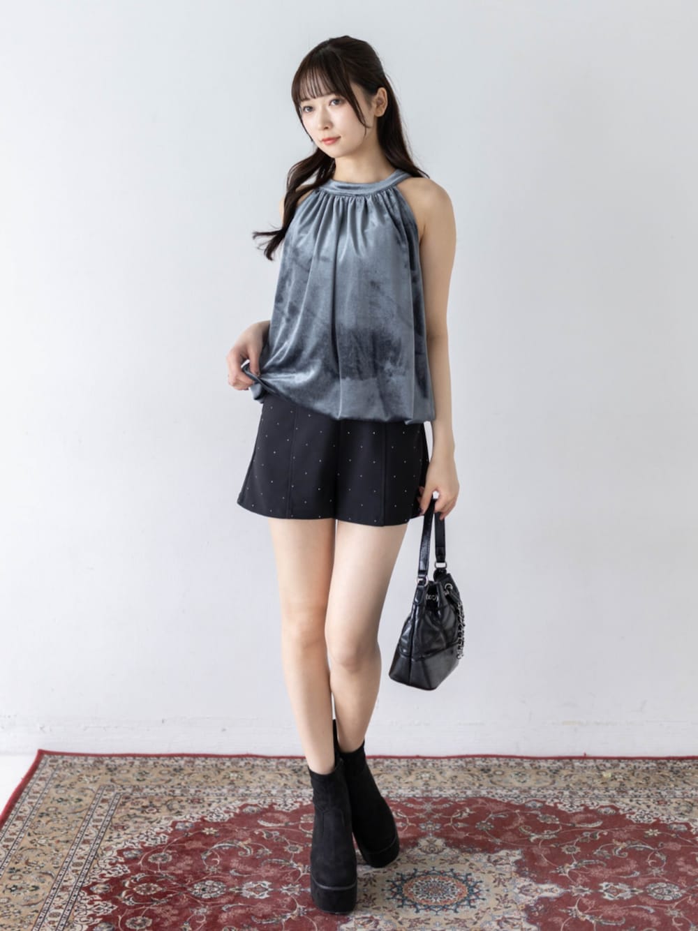 ブラック系のその他パンツ、グレー系のTシャツ/カットソーを着用したレディースの夏コーディネートの1枚目の写真