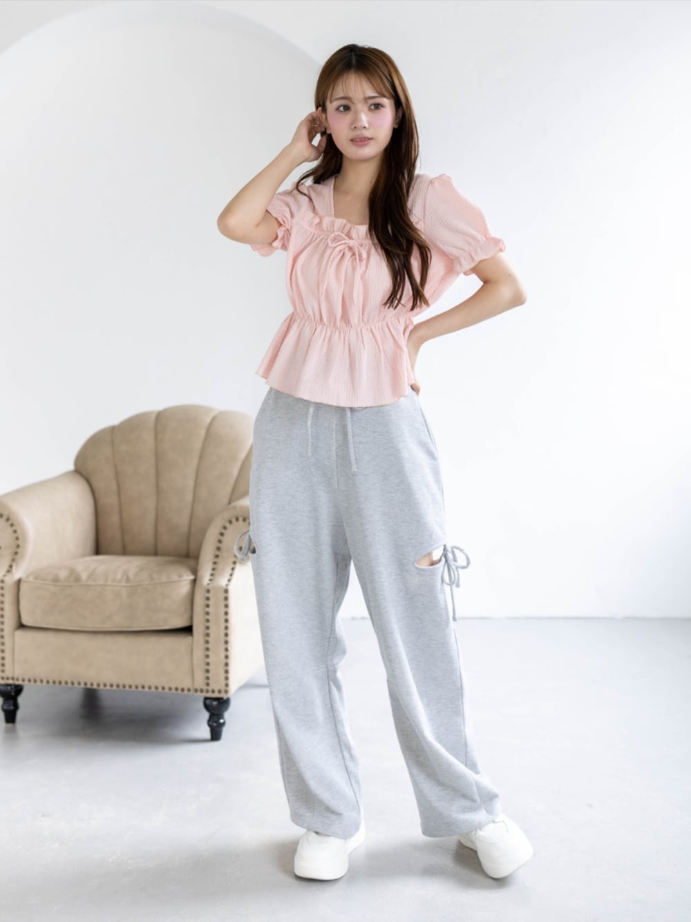 グレー系のスウェットパンツ、ピンク系のシャツ/ブラウスを着用したレディースの夏コーディネートの1枚目の写真