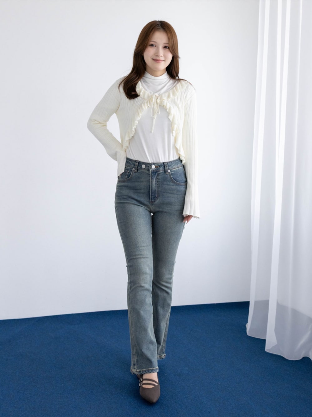 ブルー系のデニムパンツ、ホワイト系のTシャツ/カットソー、ブラウン系のパンプスを着用したレディースの秋コーディネートの1枚目の写真