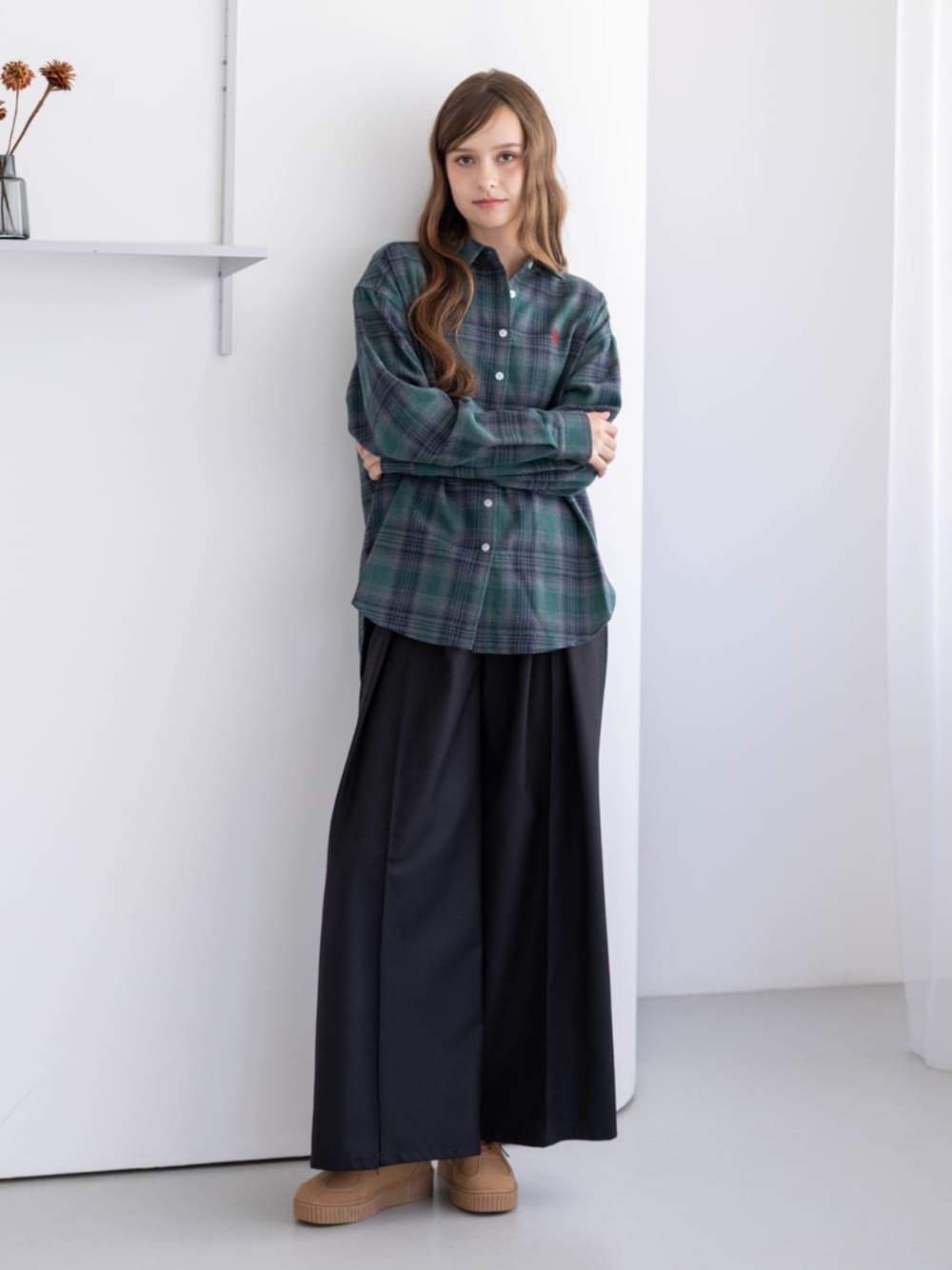 ブラック系のその他パンツ、イエロー系のスニーカー、グリーン系のシャツ/ブラウスを着用したレディースの秋コーディネートの1枚目の写真