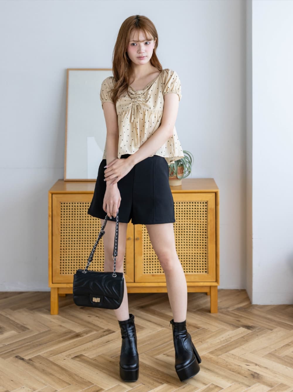 ブラック系のその他パンツ、ベージュ系のシャツ/ブラウスを着用したレディースの夏コーディネートの1枚目の写真