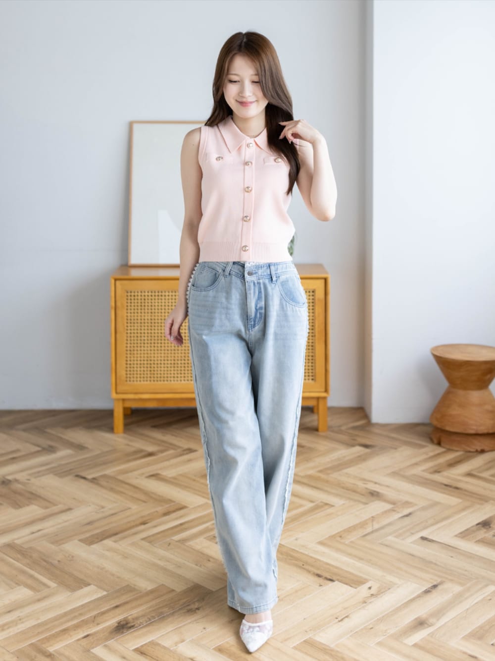 ブルー系のデニムパンツ、ホワイト系のパンプス、ピンク系のニット/セーターを着用したレディースの夏コーディネートの1枚目の写真