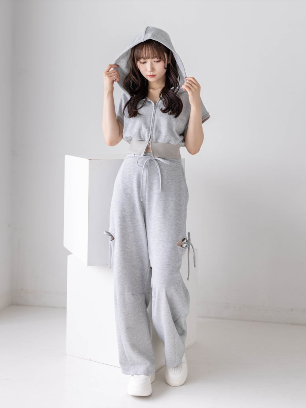 グレー系のスウェットパンツ、グレー系のパーカーを着用したレディースの春コーディネートの1枚目の写真