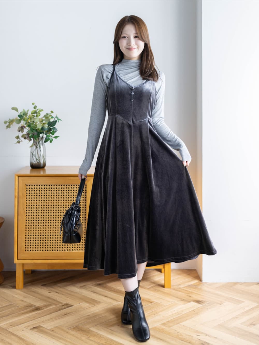 ブラック系のブーツ、グレー系のTシャツ/カットソー、グレー系のワンピースを着用したレディースの秋コーディネートの1枚目の写真