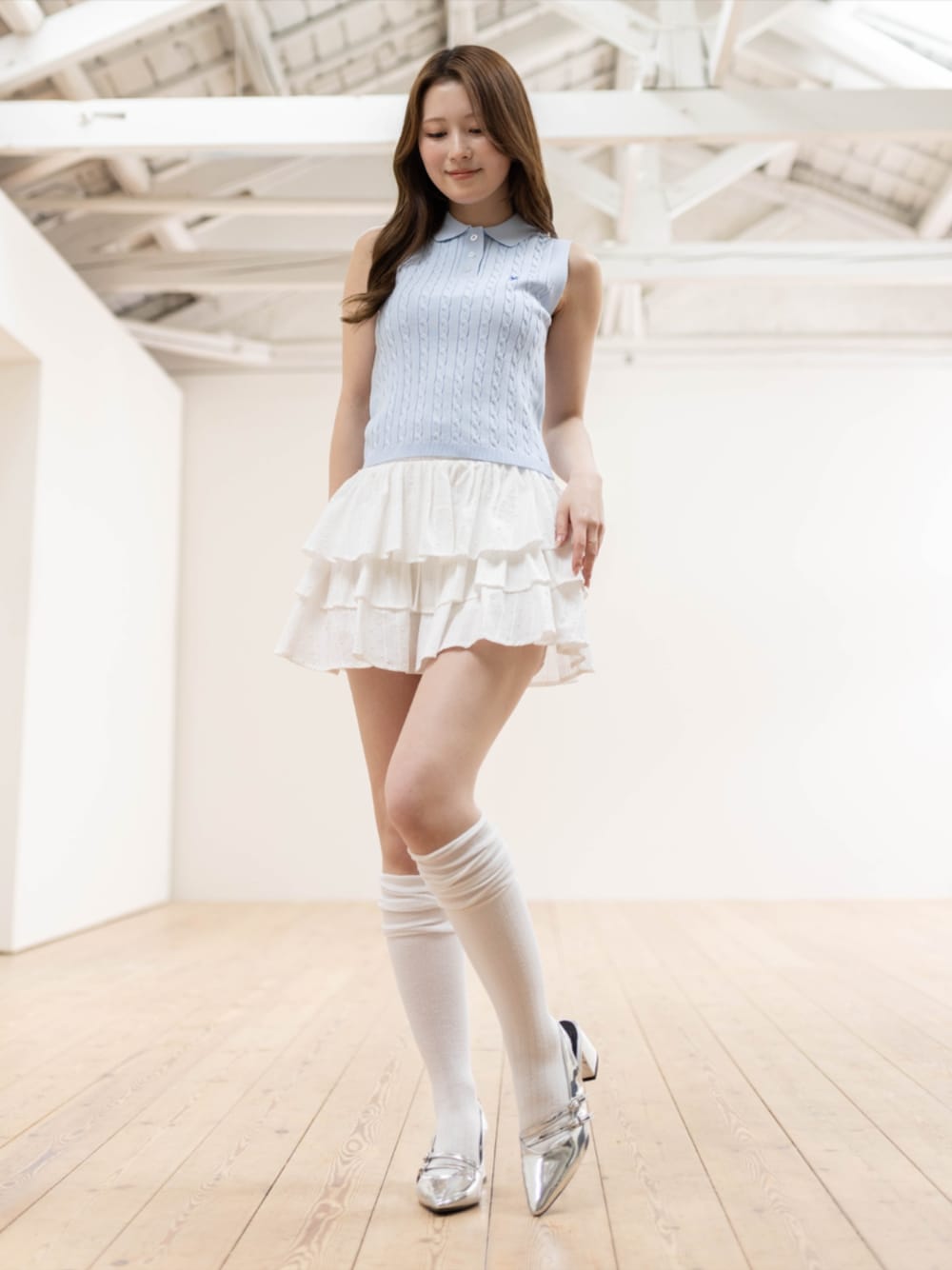 シルバー系のパンプス、ホワイト系のその他パンツ、ブルー系のニット/セーターを着用したレディースの春コーディネートの1枚目の写真