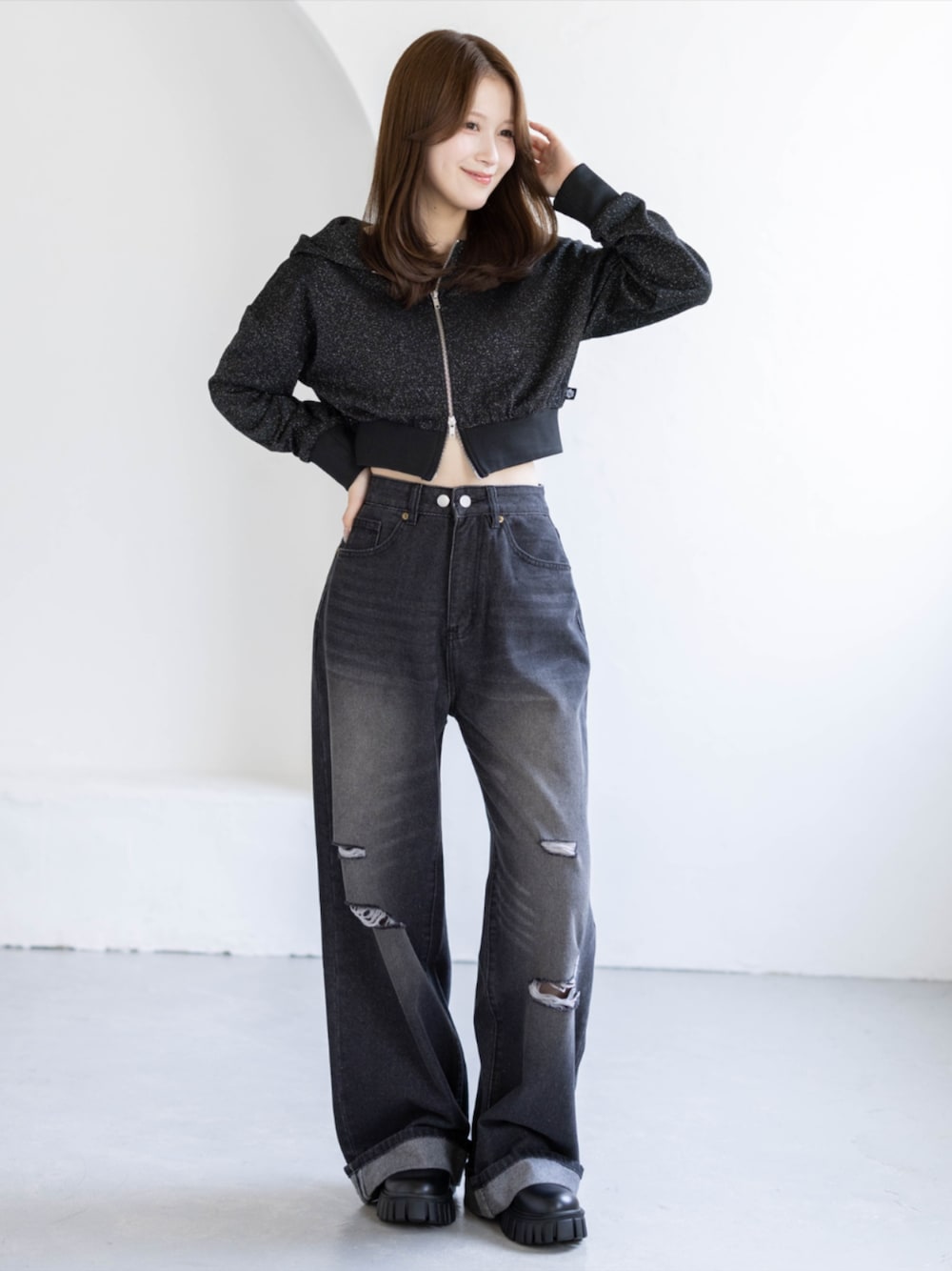 ブラック系のブーツ、ブラック系のデニムパンツ、ブラック系のパーカーを着用したレディースの夏コーディネートの1枚目の写真