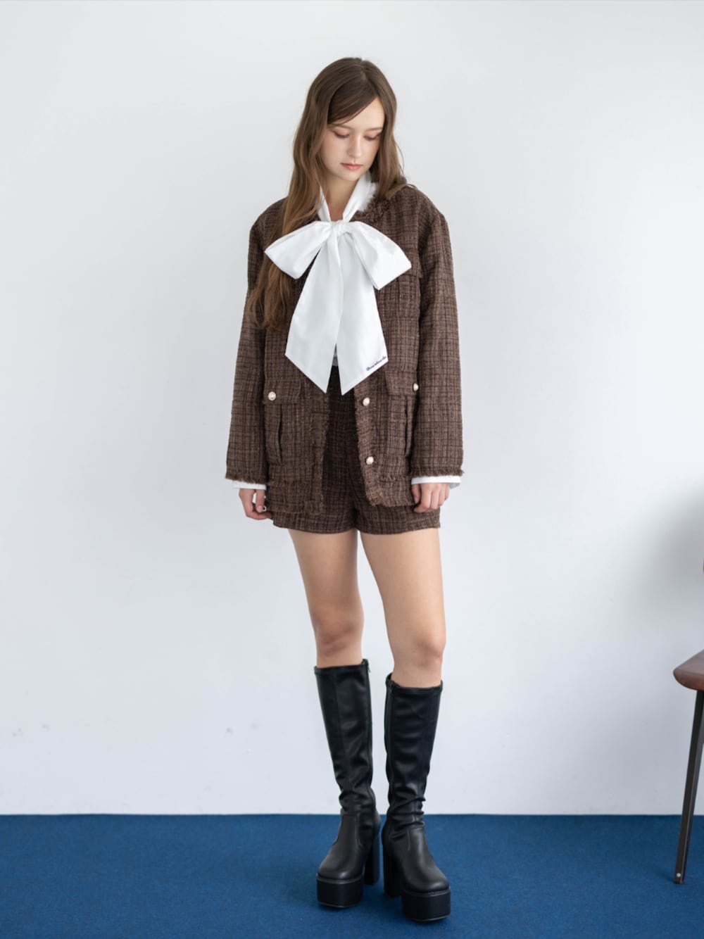 ブラウン系のその他パンツ、ブラウン系のノーカラージャケット、ホワイト系のシャツ/ブラウスを着用したレディースの秋コーディネートの1枚目の写真