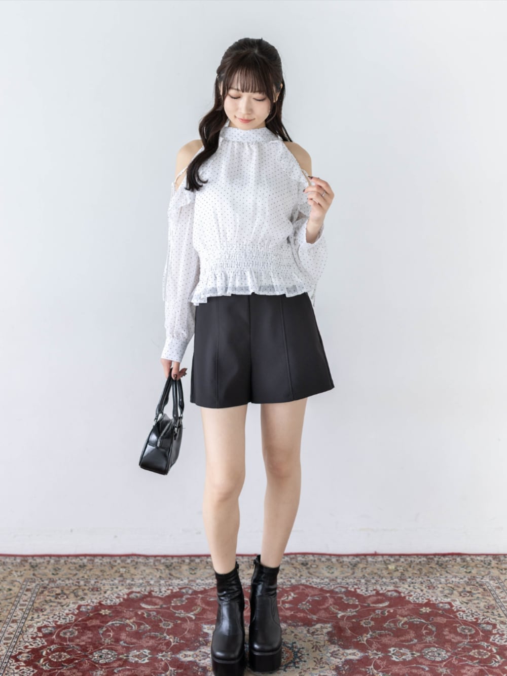 ブラック系のその他パンツ、ホワイト系のシャツ/ブラウスを着用したレディースの夏コーディネートの1枚目の写真