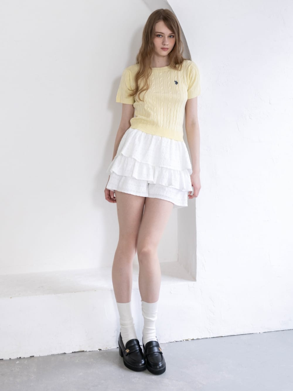 ホワイト系のその他パンツ、ブラック系のローファー、イエロー系のニット/セーターを着用したレディースの夏コーディネートの1枚目の写真