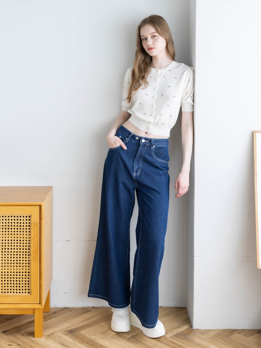 ホワイト系のカーディガン/ボレロ、ブルー系のデニムパンツを着用したレディースの夏コーディネートの1枚目の写真