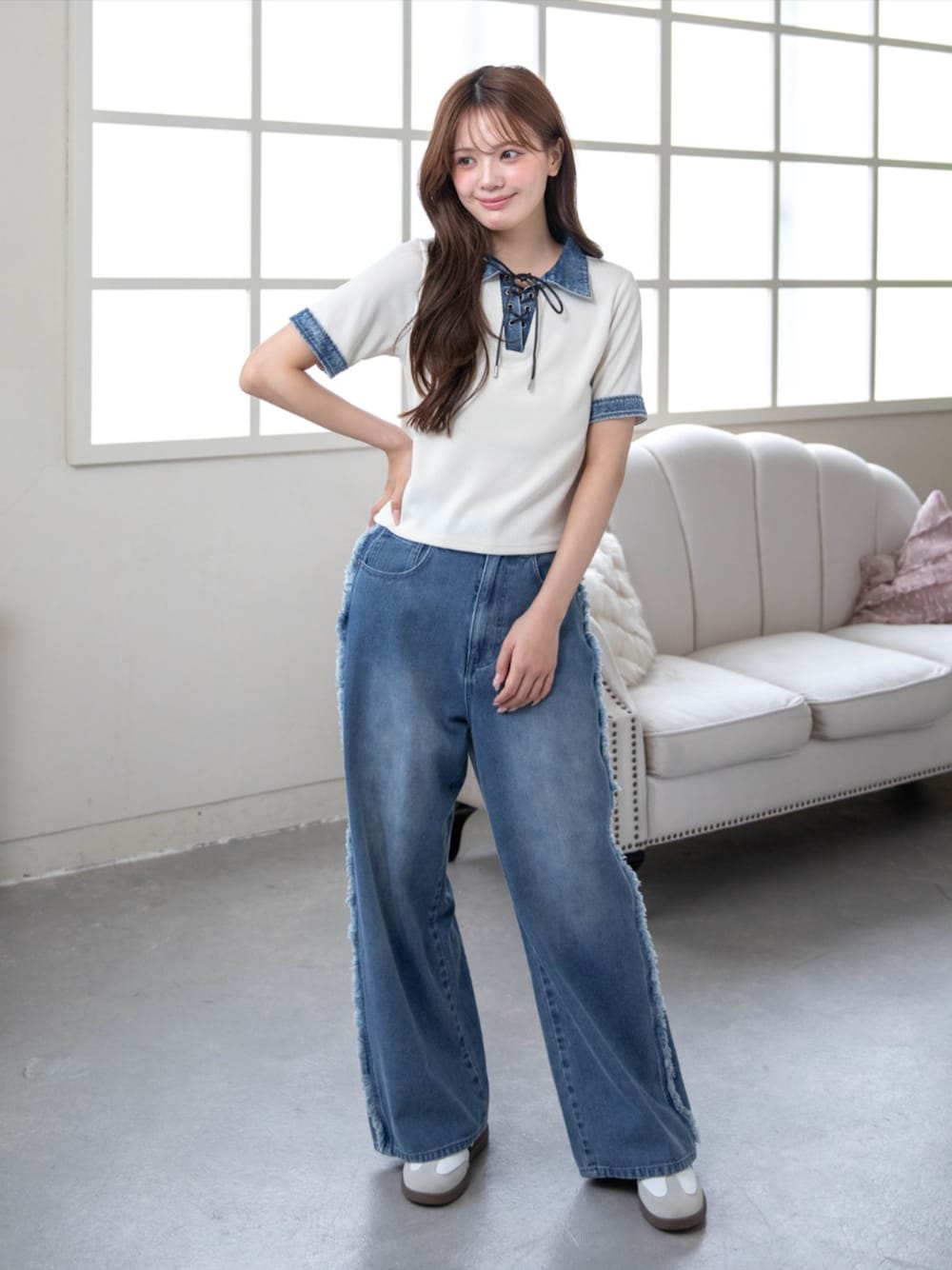 ホワイト系のスニーカー、ホワイト系のTシャツ/カットソー、ブルー系のデニムパンツを着用したレディースの春コーディネートの1枚目の写真
