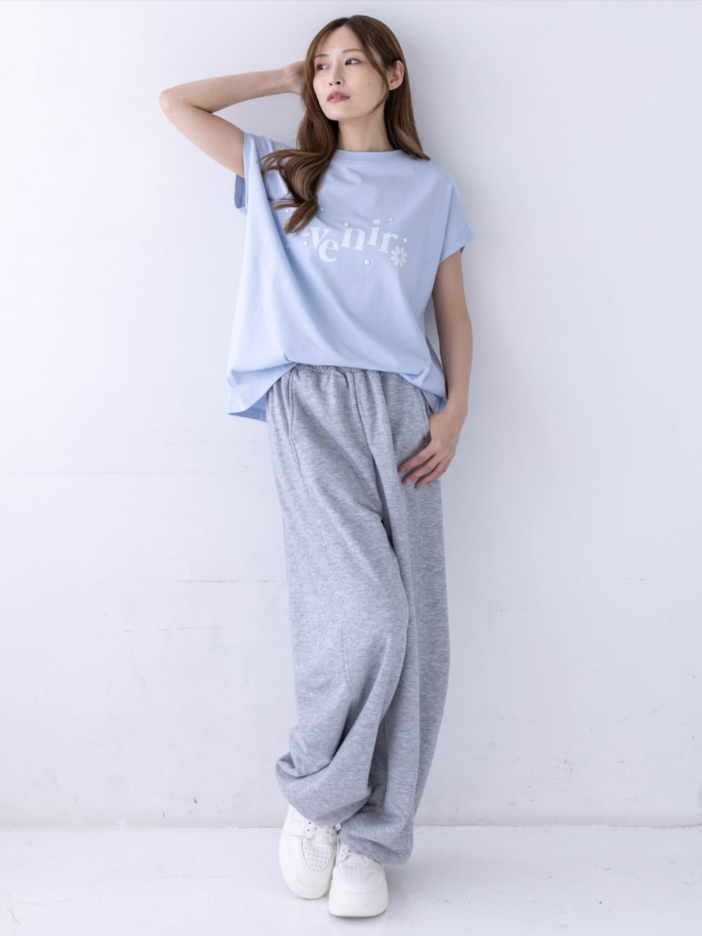 グレー系のスウェットパンツ、ブルー系のTシャツ/カットソーを着用したレディースの春コーディネートの1枚目の写真