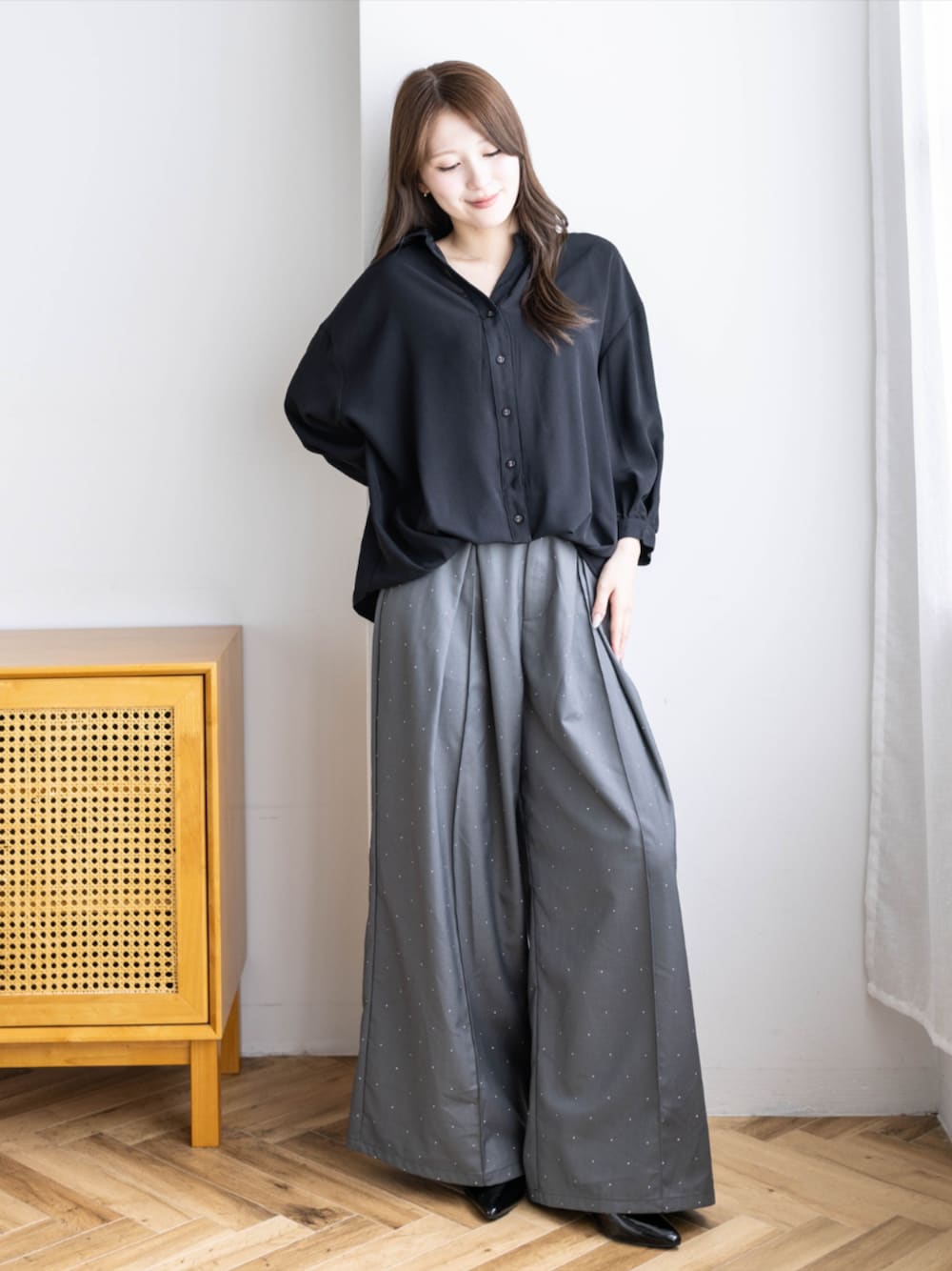 ブラック系のパンプス、グレー系のその他パンツ、ブラック系のシャツ/ブラウスを着用したレディースの夏コーディネートの1枚目の写真