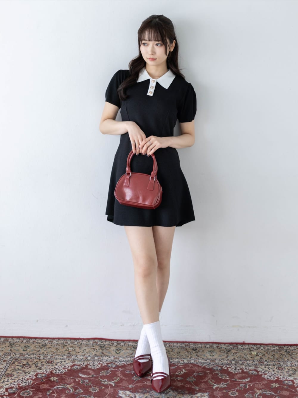 レッド系のパンプス、ブラック系のワンピースを着用したレディースの夏コーディネートの1枚目の写真