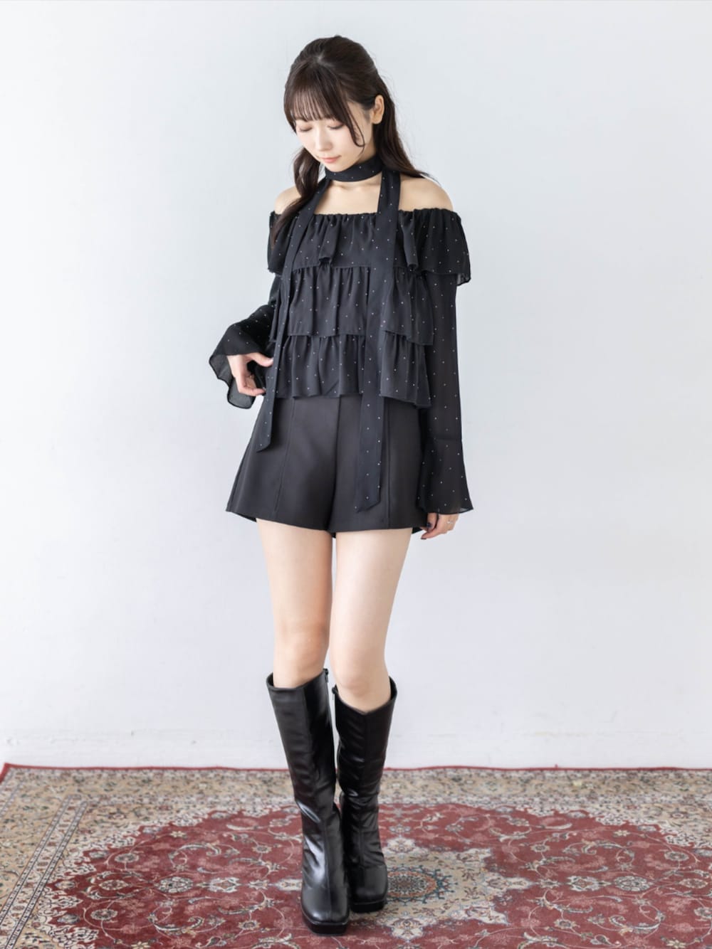 ブラック系のその他パンツ、ブラック系のシャツ/ブラウスを着用したレディースの夏コーディネートの1枚目の写真