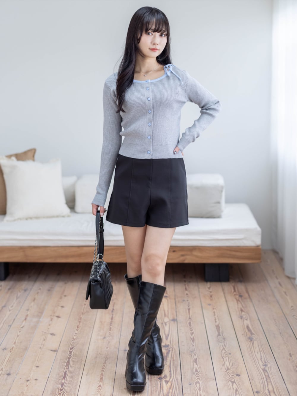 ブラック系のブーツ、ブラック系のその他パンツ、グレー系のカーディガン/ボレロを着用したレディースの夏コーディネートの1枚目の写真