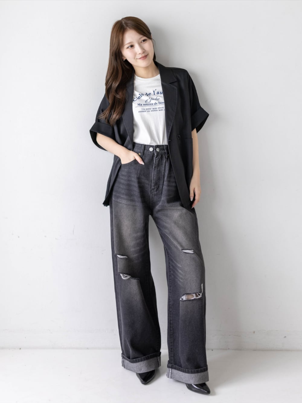 ブラック系のパンプス、ブラック系のデニムパンツ、ホワイト系のTシャツ/カットソーを着用したレディースの夏コーディネートの1枚目の写真