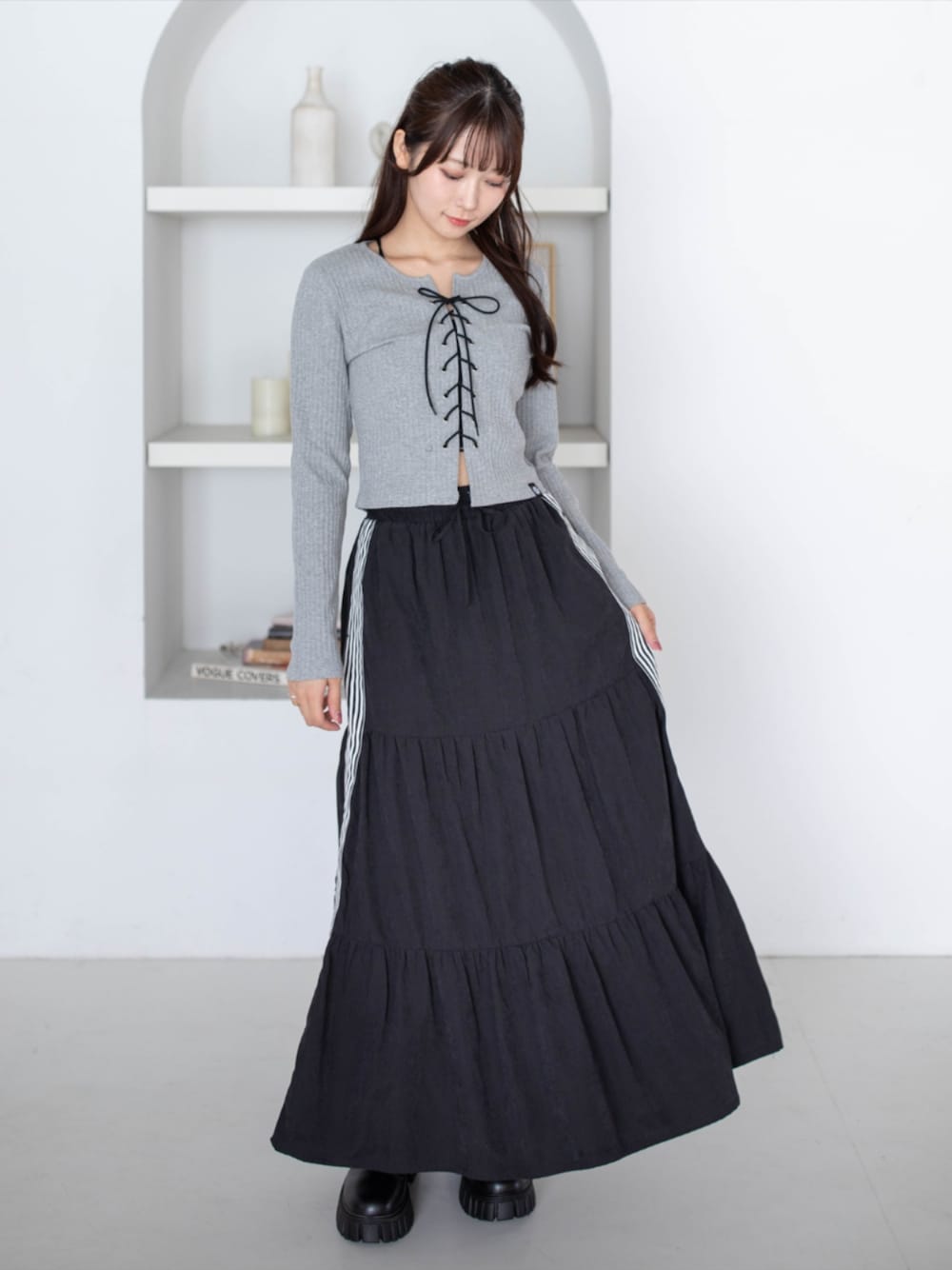 ブラック系のスカート、グレー系のTシャツ/カットソーを着用したレディースの夏コーディネートの1枚目の写真
