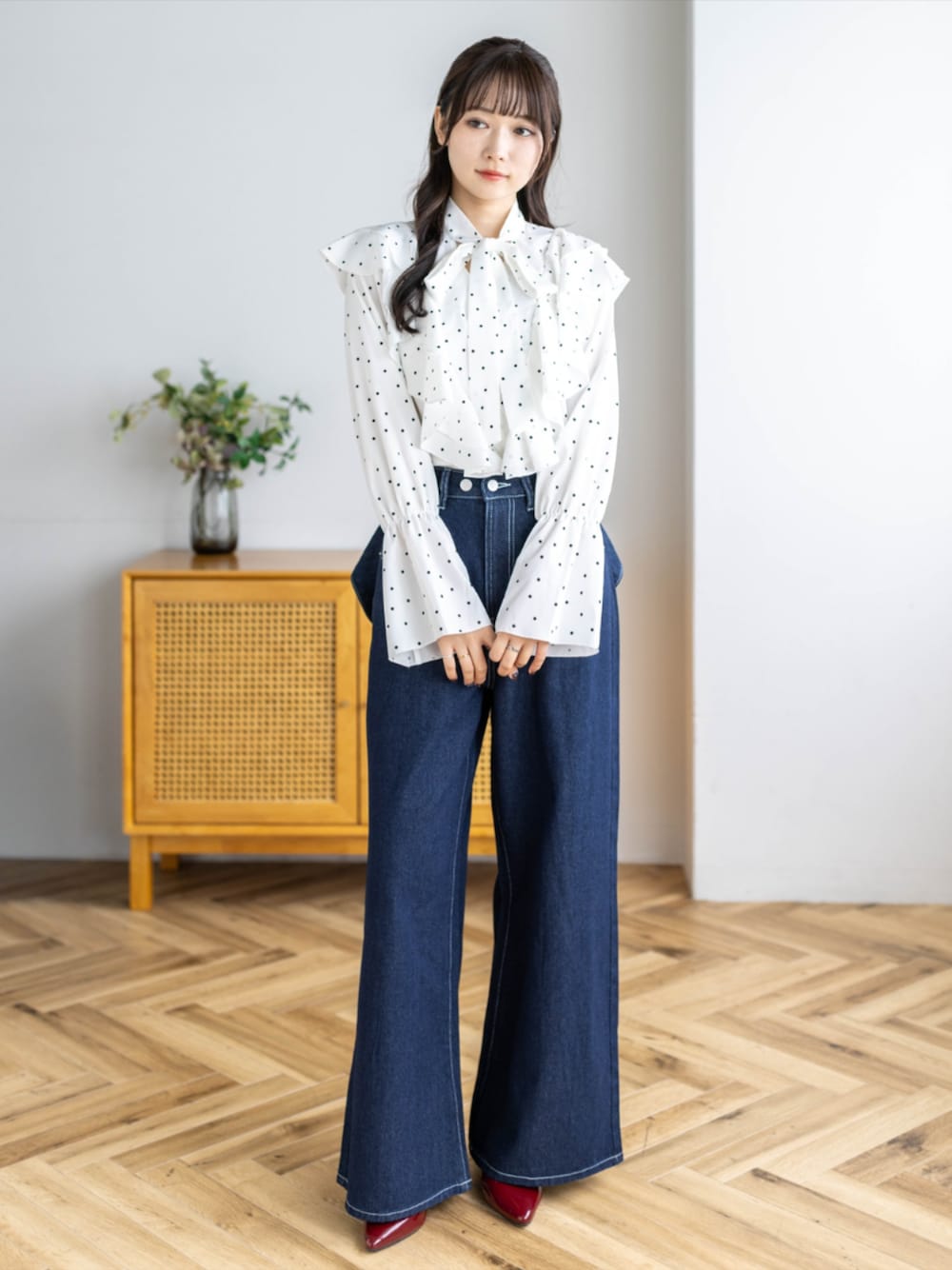 レッド系のパンプス、ホワイト系のシャツ/ブラウス、ブルー系のデニムパンツを着用したレディースの夏コーディネートの1枚目の写真