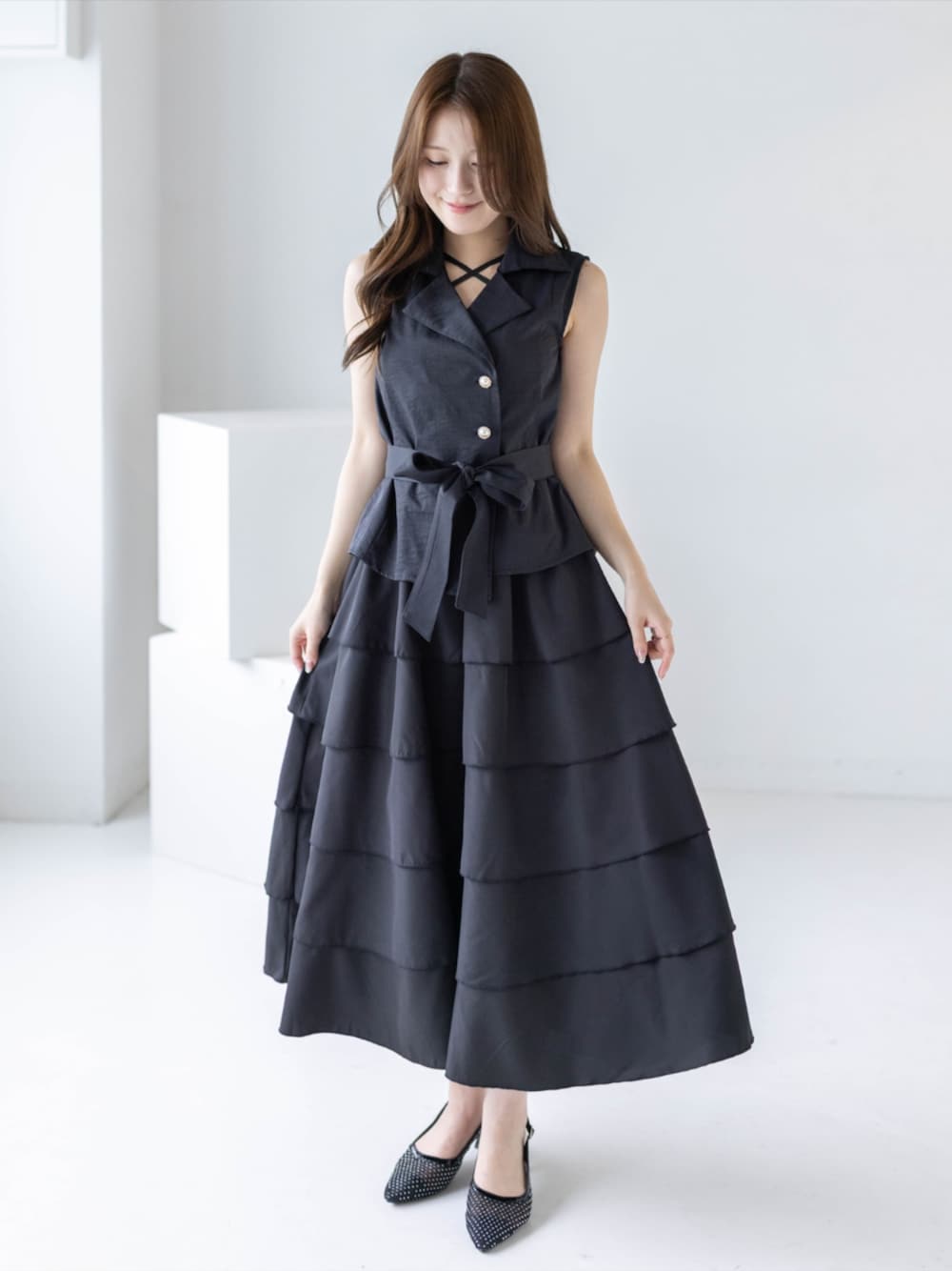 ブラック系のパンプス、ブラック系のワンピース、ブラック系のシャツ/ブラウスを着用したレディースの夏コーディネートの1枚目の写真