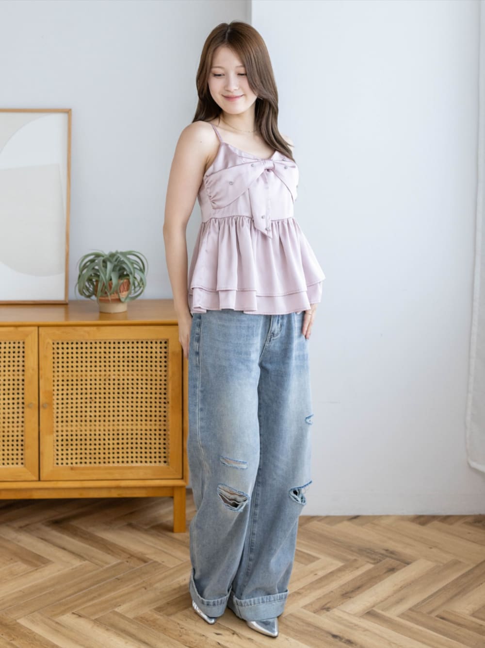 シルバー系のパンプス、ブルー系のデニムパンツ、ピンク系のキャミソールを着用したレディースの夏コーディネートの1枚目の写真
