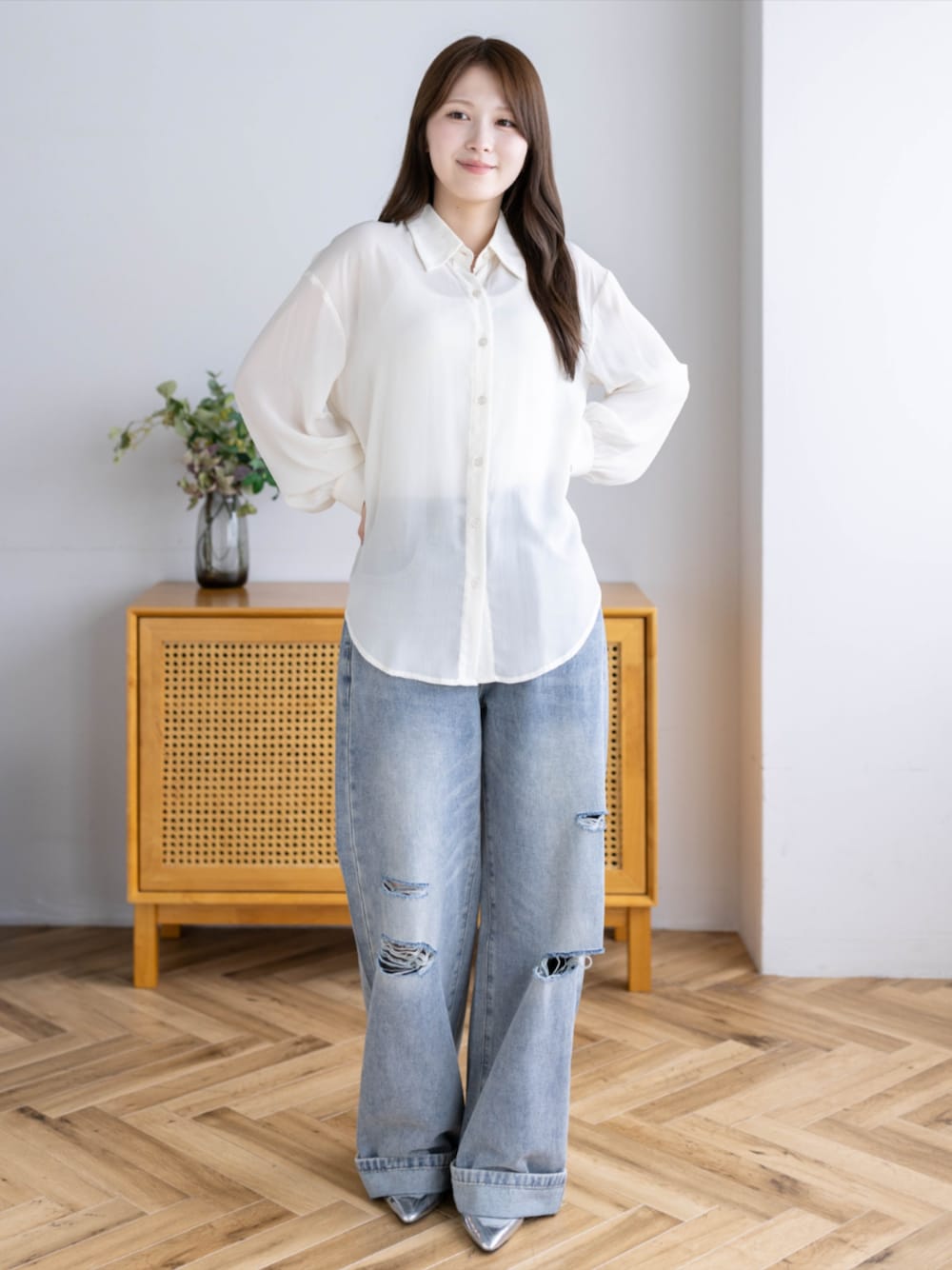 シルバー系のパンプス、ブルー系のデニムパンツ、ホワイト系のシャツ/ブラウスを着用したレディースの夏コーディネートの1枚目の写真