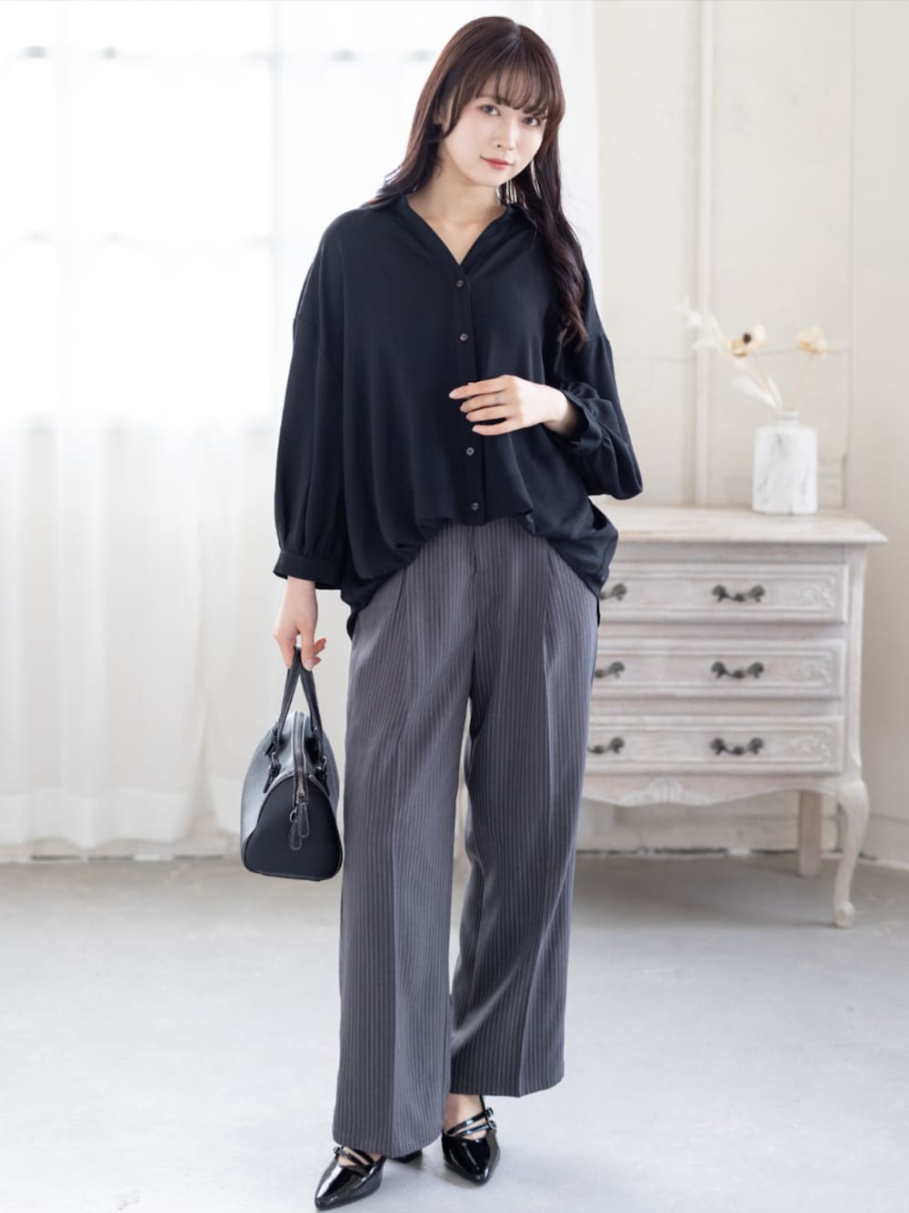 ブラック系のパンプス、グレー系のスラックス、ブラック系のシャツ/ブラウスを着用したレディースの夏コーディネートの1枚目の写真