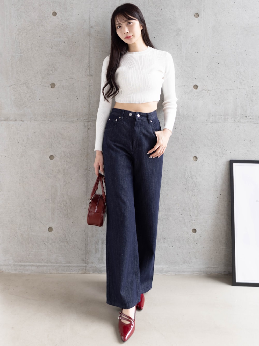 ホワイト系のニット/セーター、ブルー系のその他パンツ、レッド系のサンダルを着用したレディースの春コーディネートの1枚目の写真