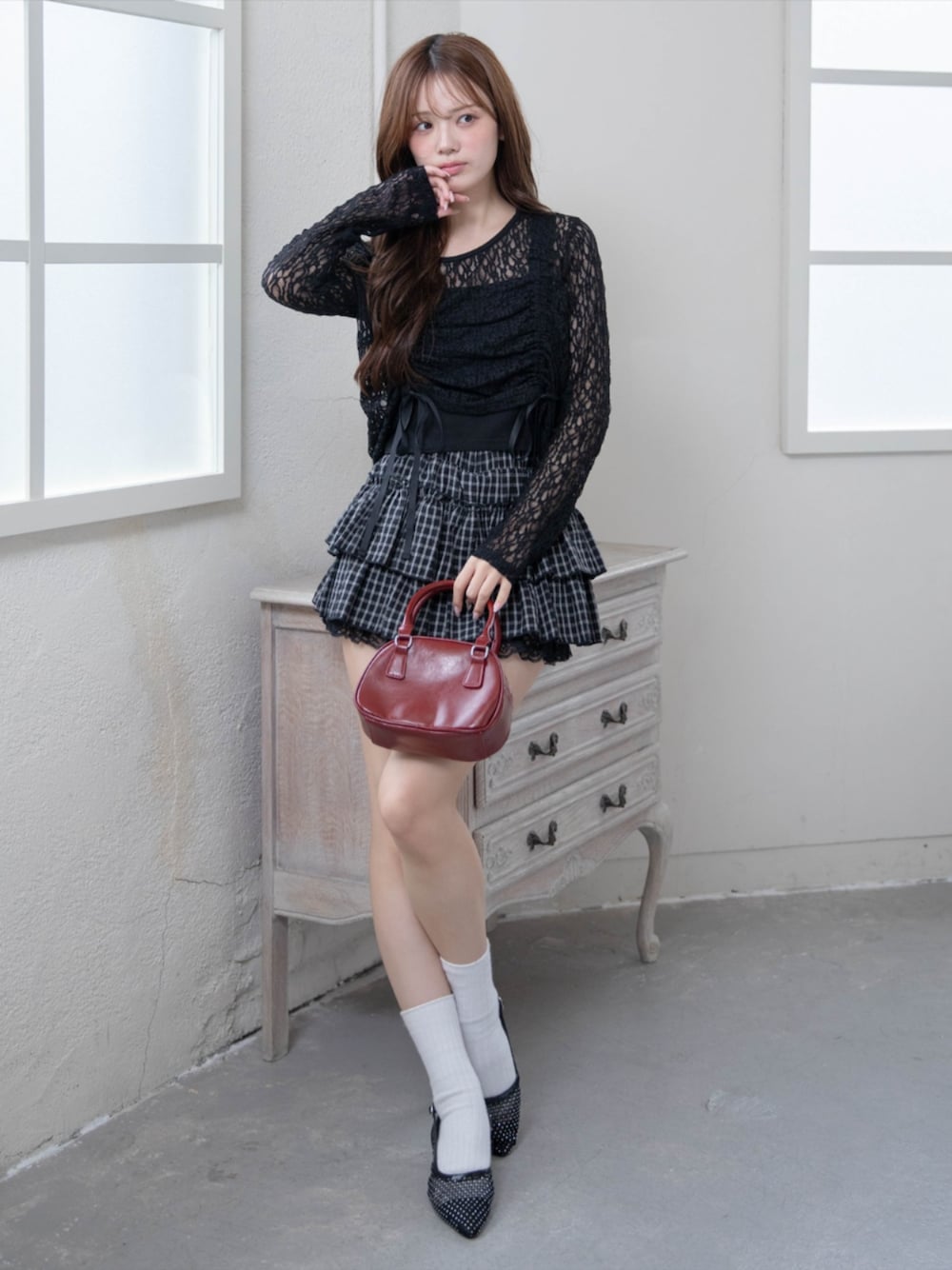 ブラック系のTシャツ/カットソー、ブラック系のスカート、ブラック系のパンプスを着用したレディースの春コーディネートの1枚目の写真