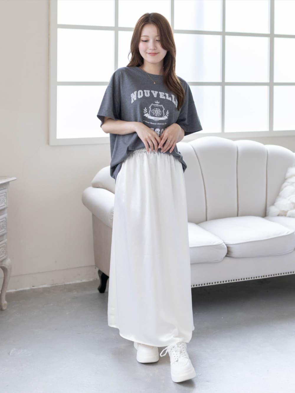 グレー系のTシャツ/カットソー、ホワイト系のスカートを着用したレディースの春コーディネートの1枚目の写真