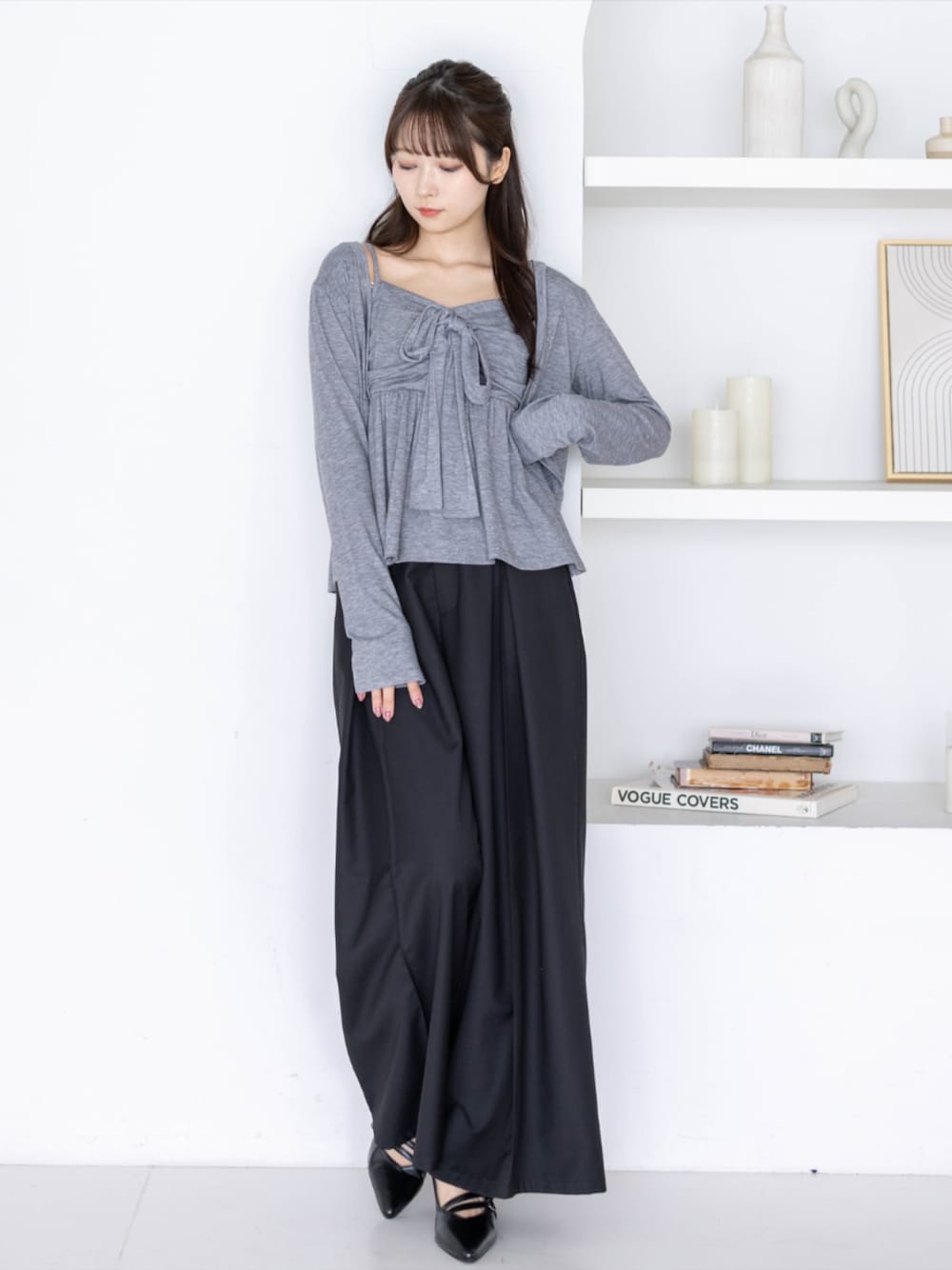 ブラック系のパンプス、ブラック系のその他パンツ、グレー系のTシャツ/カットソーを着用したレディースの夏コーディネートの1枚目の写真