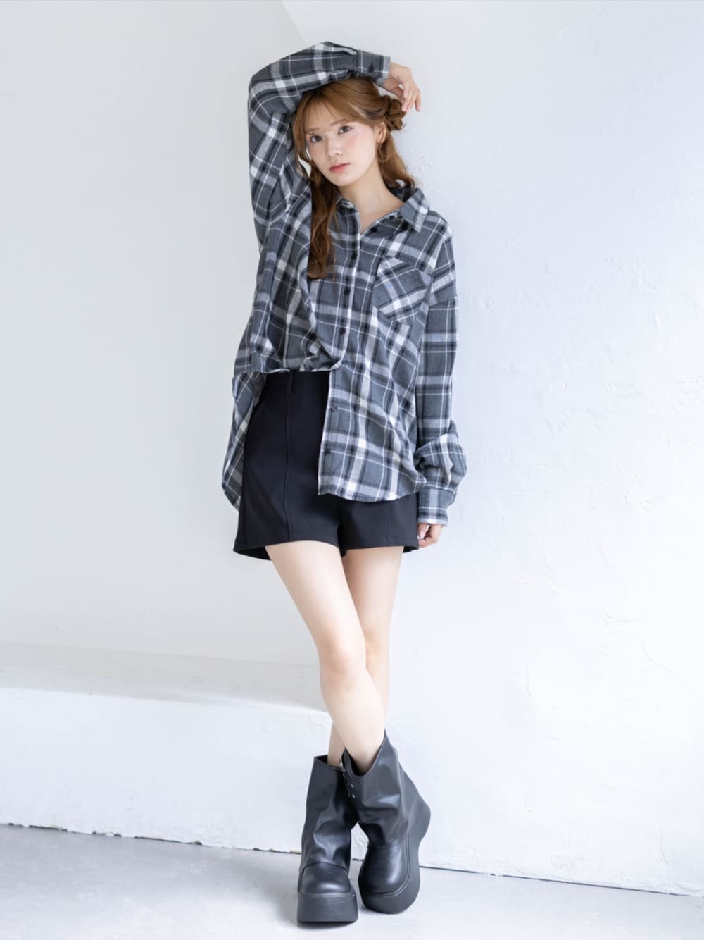 ブラック系のその他パンツ、ブラック系のブーツ、ブラック系のシャツ/ブラウスを着用したレディースの秋コーディネートの1枚目の写真