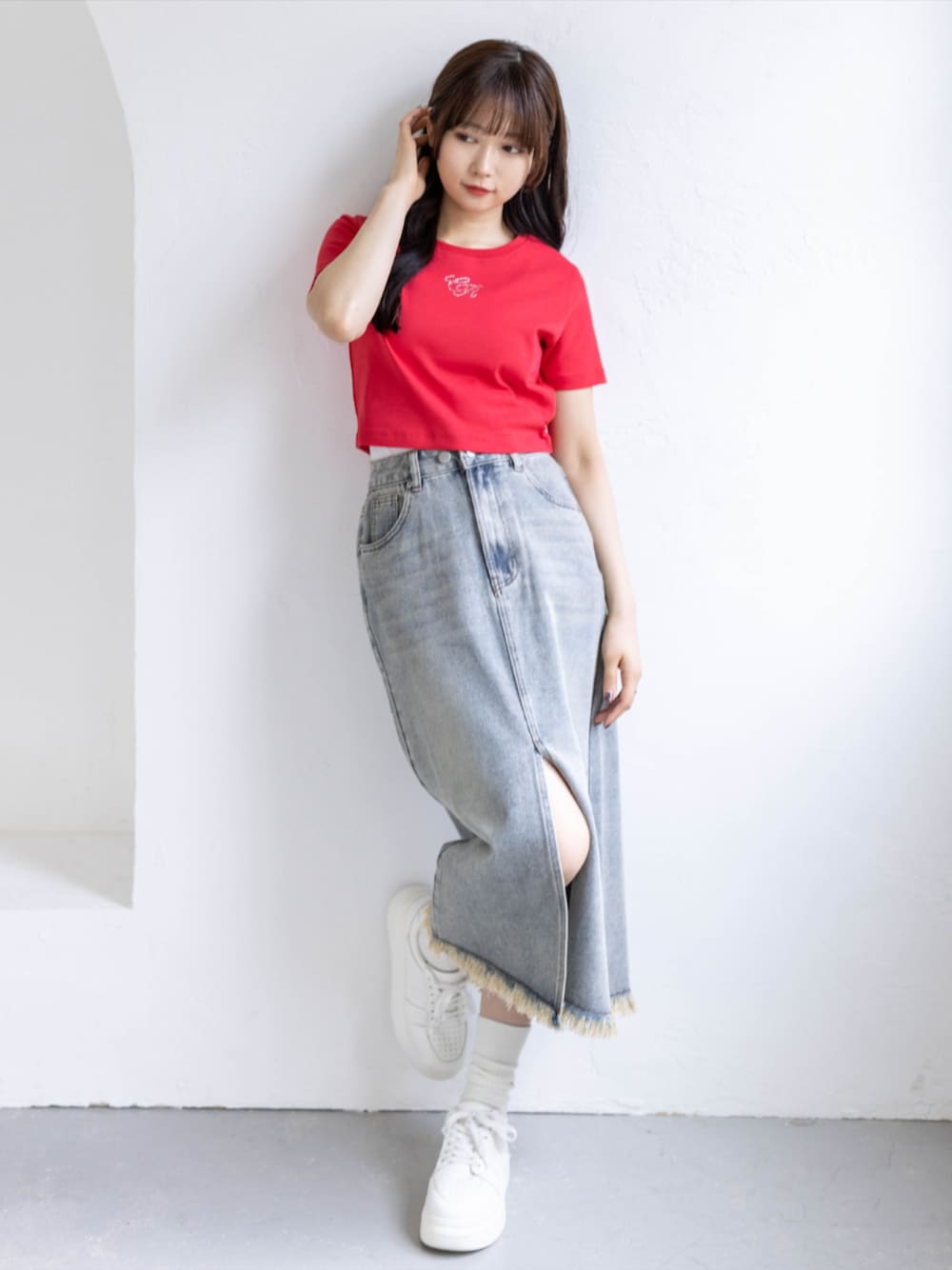 ブルー系のデニムスカート、レッド系のTシャツ/カットソーを着用したレディースの夏コーディネートの1枚目の写真