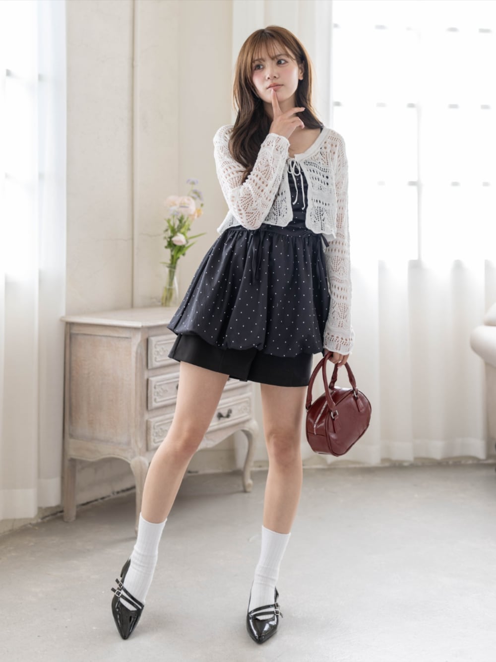 ブラック系のパンプス、ブラック系のその他パンツ、ブラック系のチュニックを着用したレディースの春コーディネートの1枚目の写真