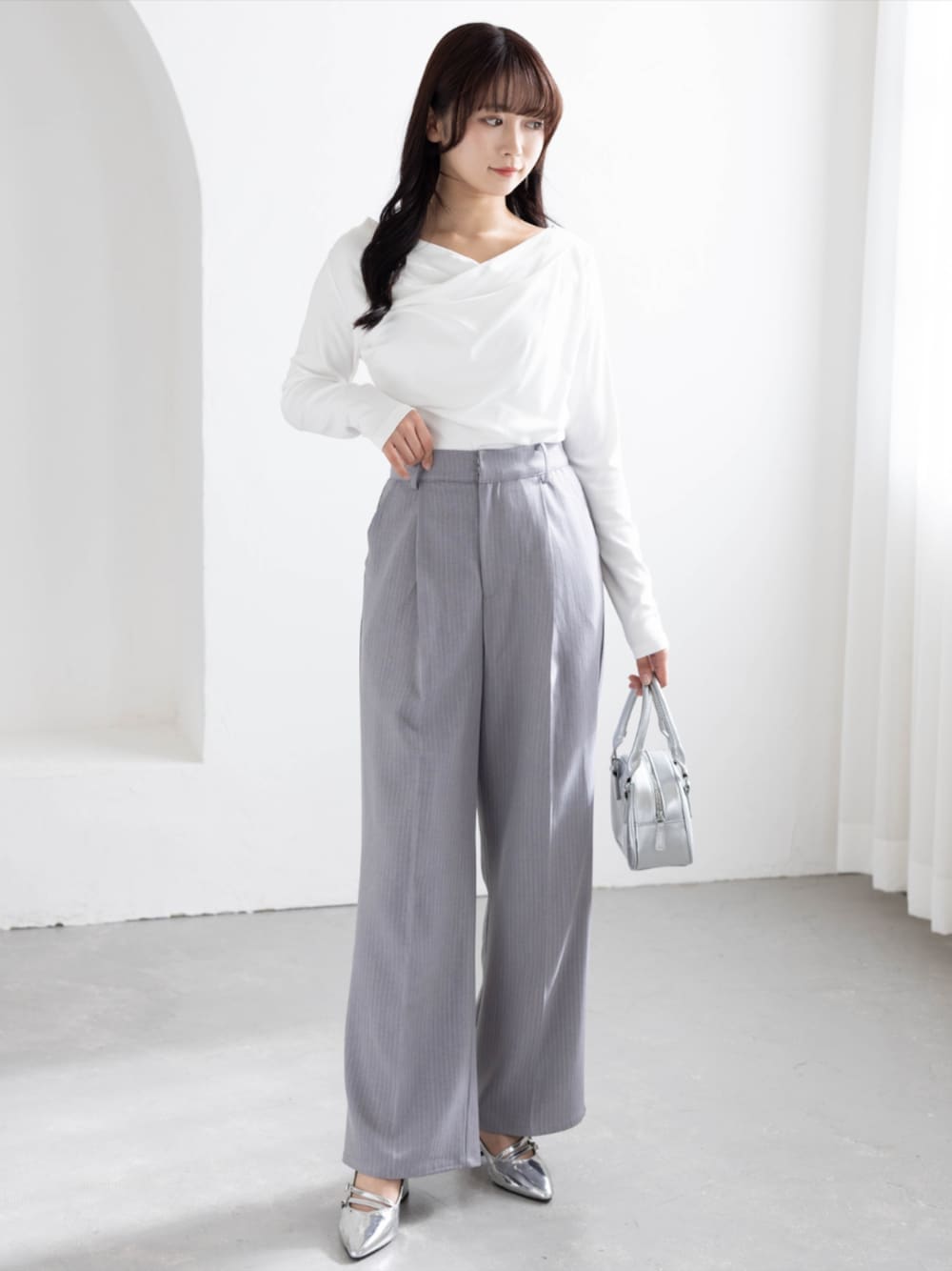 シルバー系のパンプス、グレー系のスラックス、ホワイト系のTシャツ/カットソーを着用したレディースの夏コーディネートの1枚目の写真