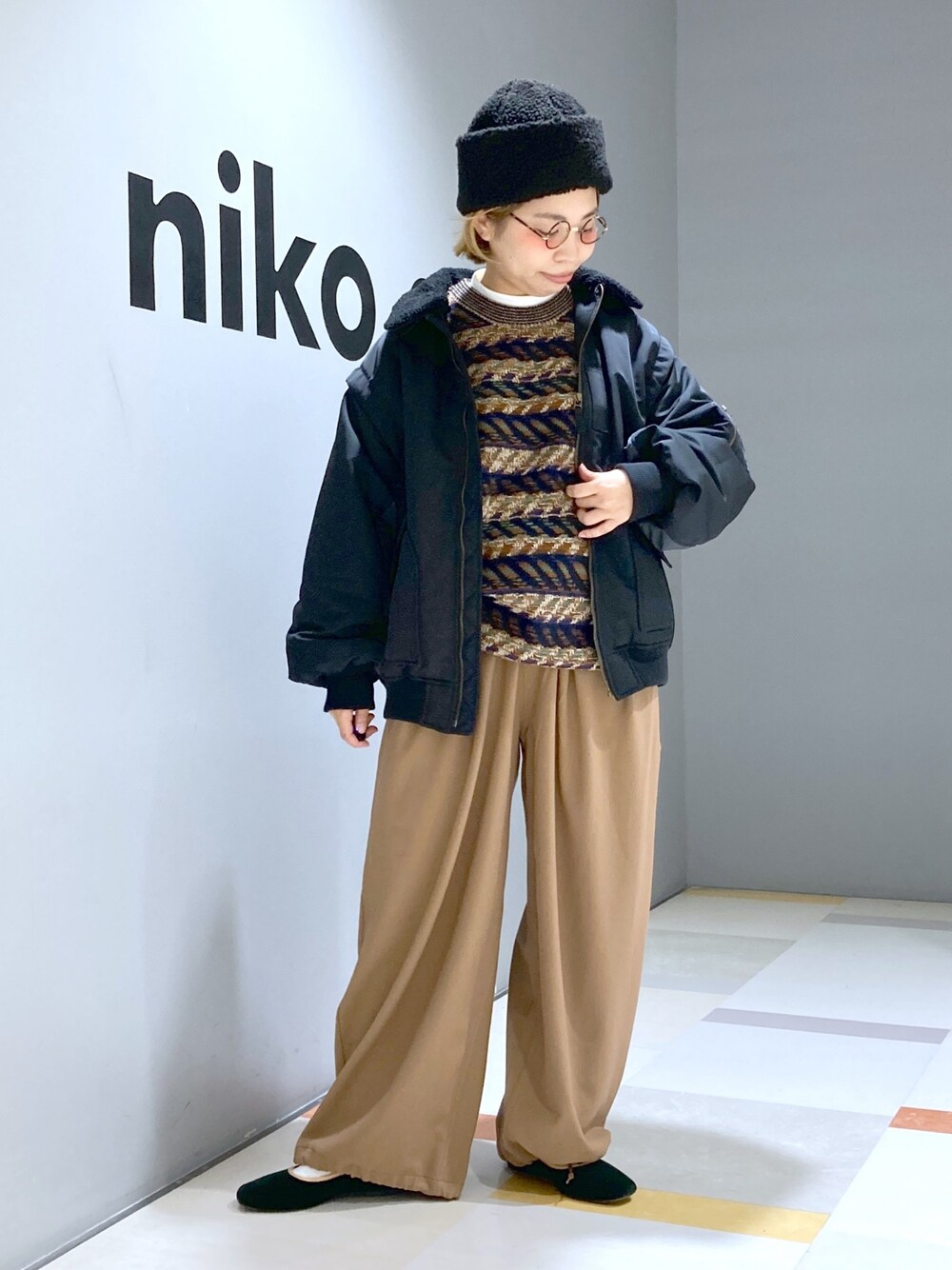 「ニコアンド、ニコアンド(niko and...)、メンズコーデ、メンズライク、帽子×メガネ、ワイドパンツ」｜「niko and...のヴィンテージ柄ニットプルオーバー（ニット/セーター、ブラウン系）」を使った、タゾエさん（レディース・156cm）の冬コーディネートの1枚目の写真
