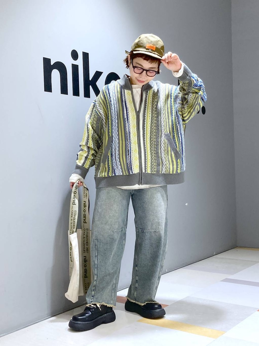 「低身長、体型カバー、ユニセックス」｜「niko and...のオリジナルニコロゴテープトートバッグ（トートバッグ、ベージュ系）」を使った、タゾエさん（レディース・155cm）の冬コーディネートの1枚目の写真