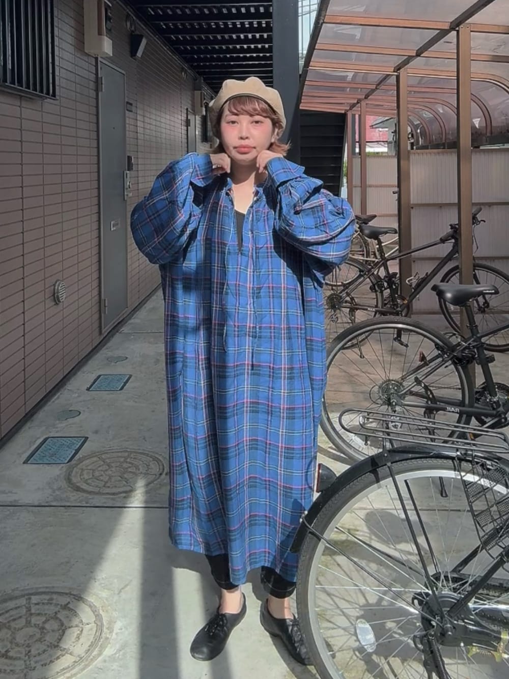 「niko and...のストレッチテーパードパンツ2（その他パンツ、ブラック系）」を使った、タゾエさん（レディース・156cm）の春コーディネートの1枚目の写真