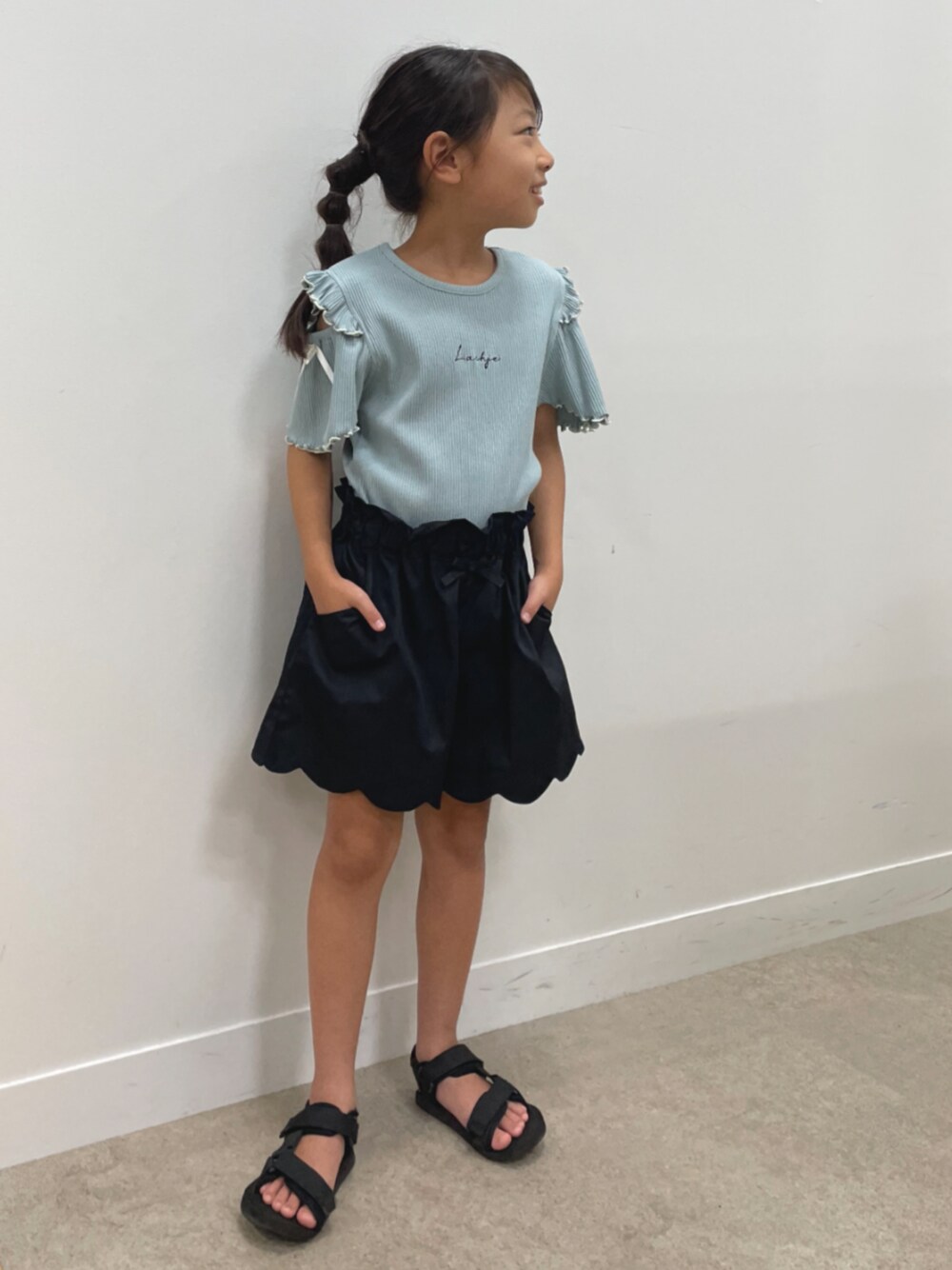 ブルー系のTシャツ/カットソー、ブラック系のその他パンツを着用したキッズの夏コーディネートの1枚目の写真