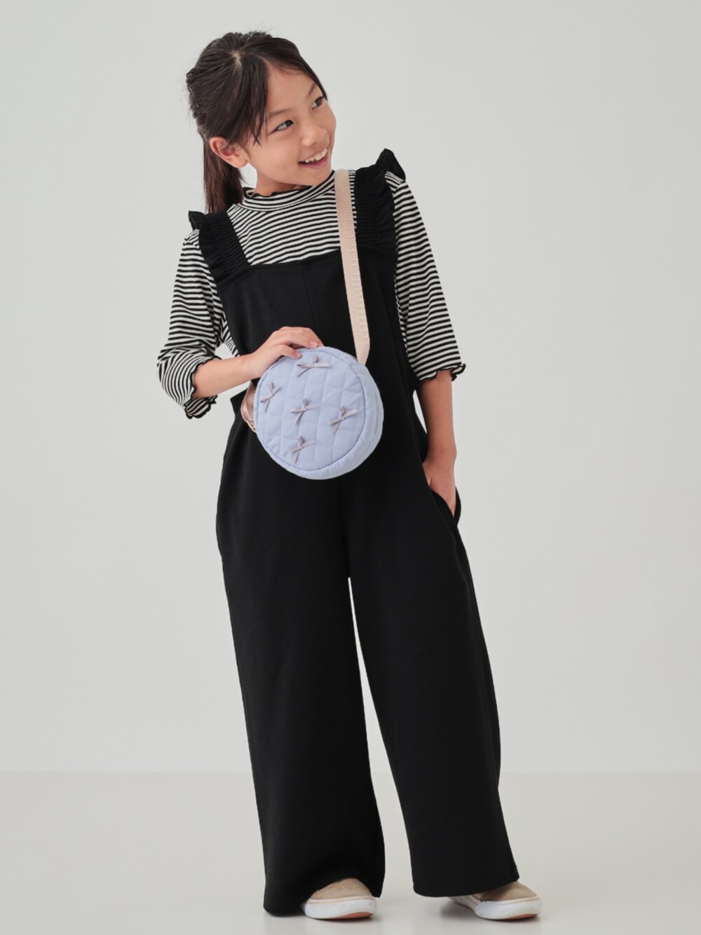 ブラック系のその他トップス、パープル系のショルダーバッグを着用したキッズの夏コーディネートの1枚目の写真