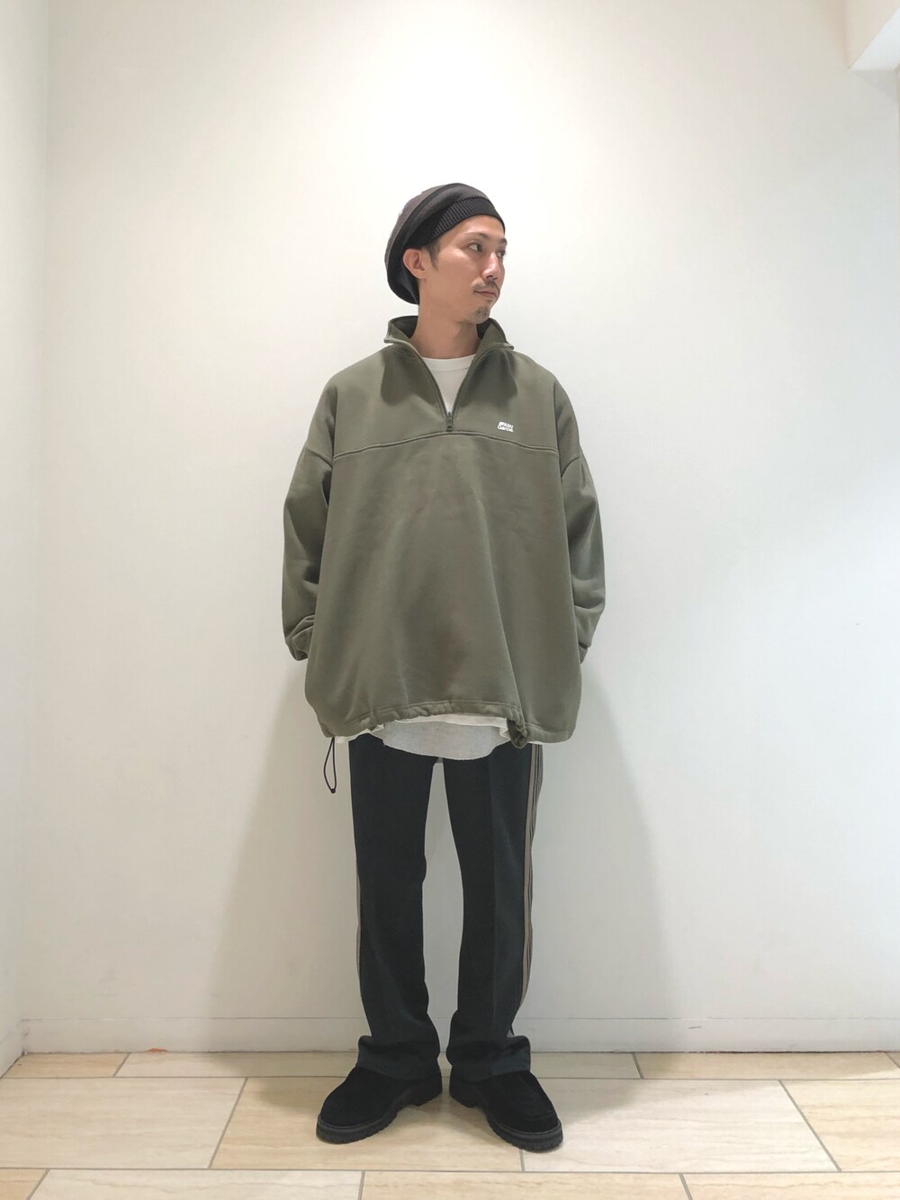 「おしゃれさんと繋がりたい、秋のコーデ、リラックススタイル、ラフコーデ、低身長コーデ、ストリートコーデ、スウェット、トラックパンツ、ゆるコーデ、グリーン、BEAVER」｜「PGのpg/ピージー　Knock/ノック チロリアンシューズ（その他シューズ、ブラック系）」を使った、SAKAZAKIさん（メンズ・167cm）の秋コーディネートの1枚目の写真