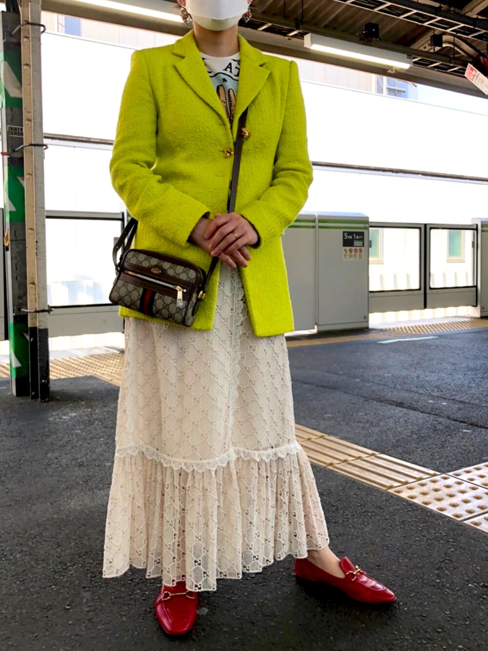 「GUCCI、蛍光カラー、ツイードジャケット、ショルダーバッグ、低身長コーデ、休日コーデ、ベースボールキャップ、ＧＷ、レーススカート、ZARA」｜「ZARAのアイテム（テーラードジャケット、イエロー系）」を使った、さくらもちさん（レディース・155cm）の春コーディネートの1枚目の写真