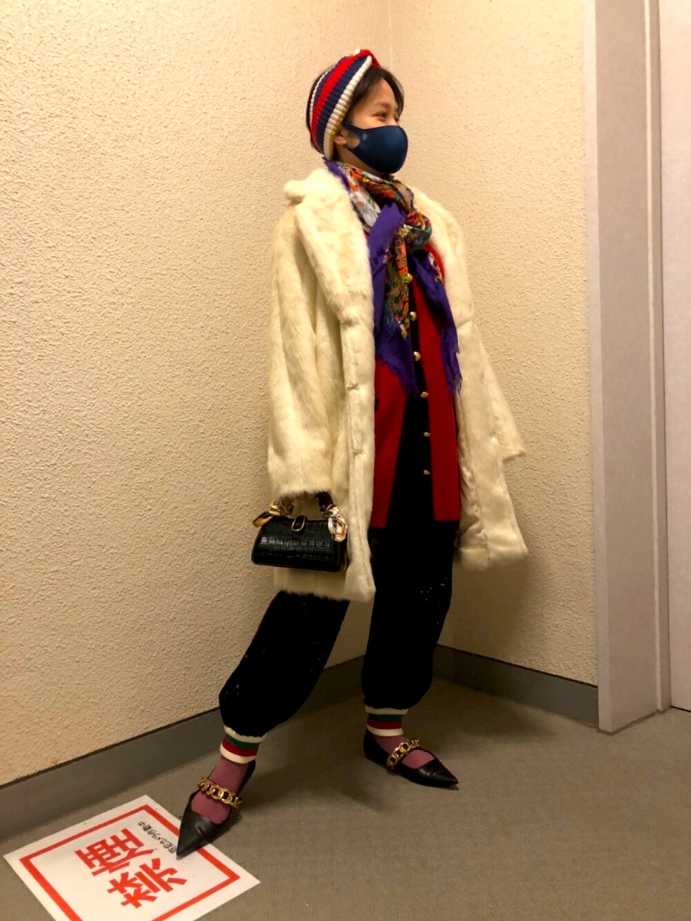 「休日スタイル、ファーコート、リリーブラウン、ヴィンテージ風、GUCCI、ZARA、ヘアバンド、ミニバッグ、低身長」｜「GUCCIのGucci Flower Lace Jogger Pants（その他パンツ、ブラック系）」を使った、さくらもちさん（レディース・155cm）の秋コーディネートの1枚目の写真