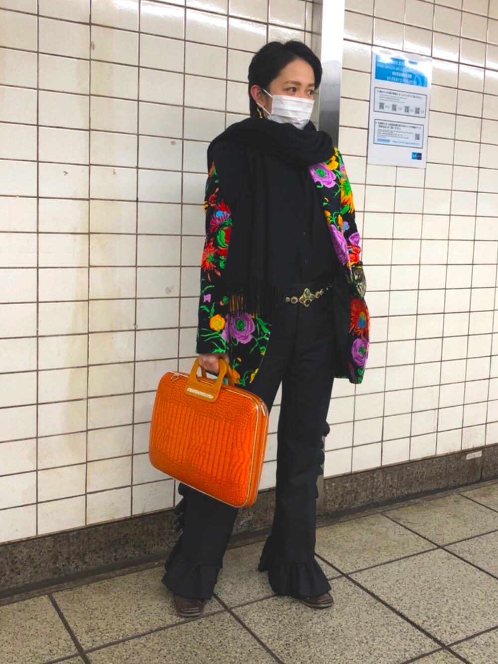 「クリスマス、GUCCI、ベロアジャケット、柄ジャケット、オールブラック、通勤コーデ、花柄ｼﾞｬｹｯﾄ、ヴィンテージ、低身長、ベリーショート、差し色(オレンジ)」｜「ボンバータのアイテム（ビジネスバッグ、オレンジ系）」を使った、さくらもちさん（レディース・155cm）の冬コーディネートの1枚目の写真