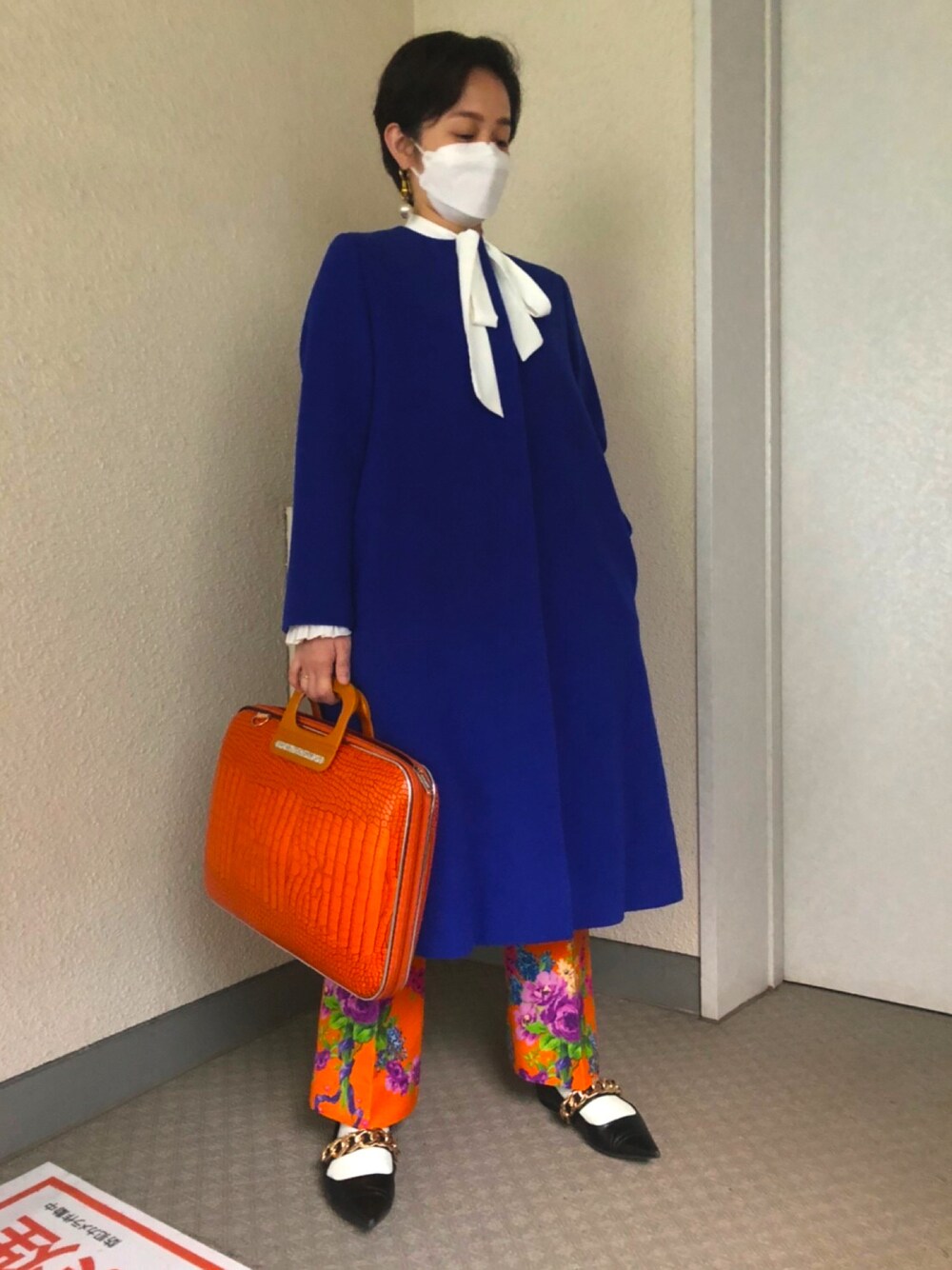 「パンツスタイル、花柄パンツ、ノーカラーコート、ユナイテッドアローズ、Aラインコート、GUCCI、ロイヤルブルー、PCケース、クロコダイル、低身長」｜「UNITED ARROWSのUBCS ノーカラー ベルライン コート†◆（その他アウター、ブルー系）」を使った、さくらもちさん（レディース・155cm）の春コーディネートの1枚目の写真