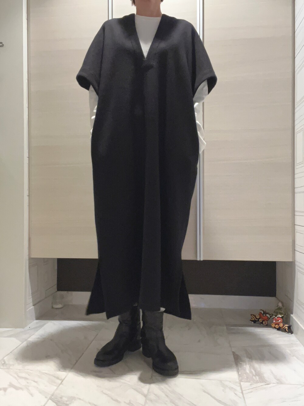 「カジュアルコーデ、秋のコーデ、楽チンコーデ、大人女子、ショートブーツ、ブラック&ホワイト、おしゃれさんと繋がりたい、モノトーン」｜「FIL DE FERのアイテム（サロペット/オーバーオール、ブラック系）」を使った、myu♡（相互フォロー）さん（レディース・161cm）の秋コーディネートの1枚目の写真